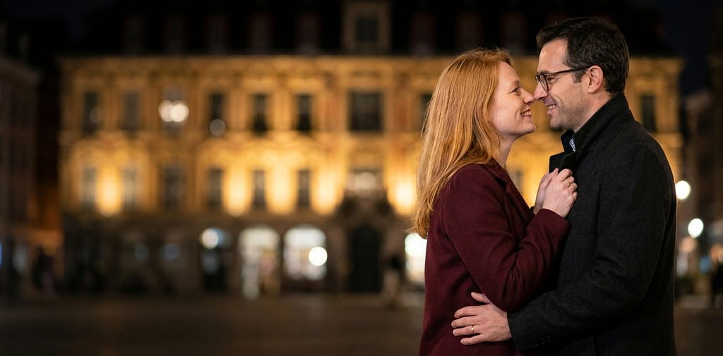 Rencontre adultère à Lille : amants enlacés sur la Grand-Place illuminée