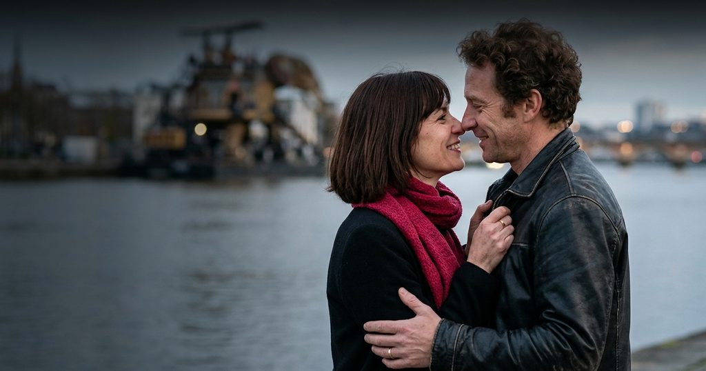Rencontre adultère à Nantes : couple au bord de la Loire, près des Machines de l’île