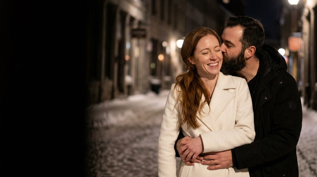Couple d’amants qui s’embrasse sous la neige dans le Vieux-Montréal, la basilique Notre-Dame en arrière-plan